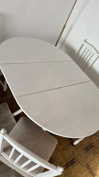 Mesa redonda y 4 sillas blancas