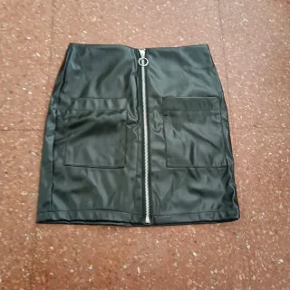 Falda efecto piel cremallera delantera