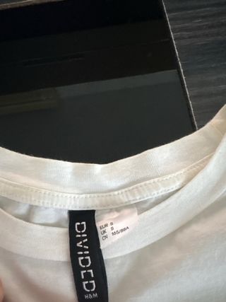 Camiseta blanca Divided manga abullonada