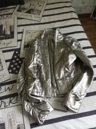 Cazadora de piel plateada