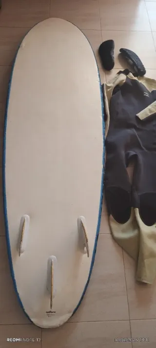 Tabla surf niño + traje neopreno+ escarpines