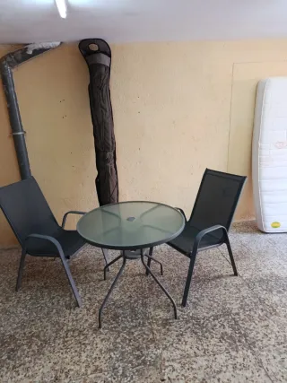 Tavolo rotondo in vetro e 2 sedie + ombrellone