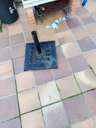 Tavolo rotondo in vetro e 2 sedie + ombrellone