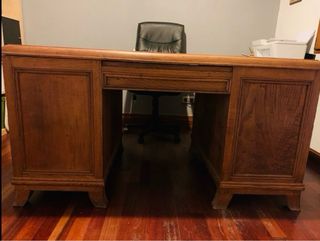 Mesa de despacho de madera maciza