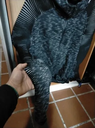 Sudadera con cremallera y capucha