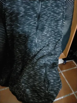 Sudadera con cremallera y capucha