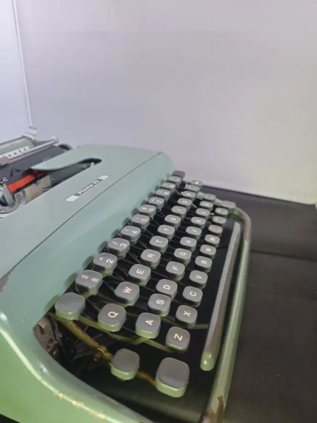 Máquina de escribir Olivetti Pluma 22, restaurada