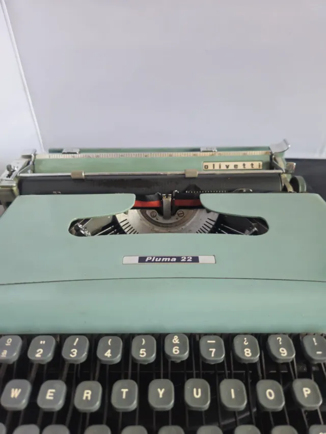 Máquina de escribir Olivetti Pluma 22, restaurada