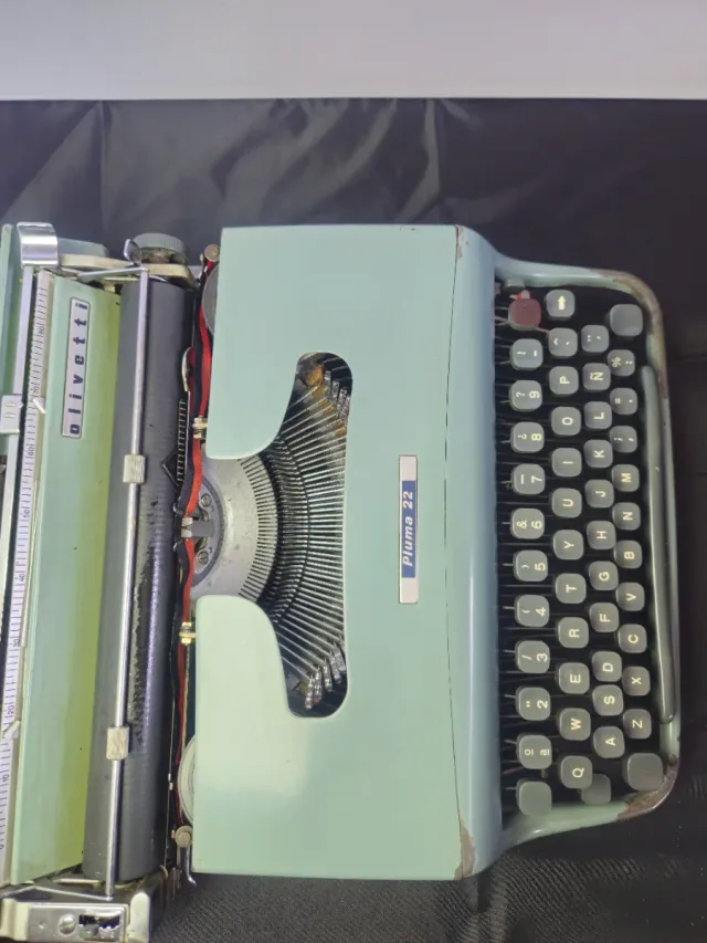 Máquina de escribir Olivetti Pluma 22, restaurada