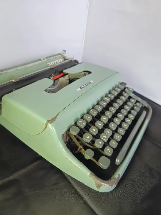 Máquina de escribir Olivetti Pluma 22, restaurada