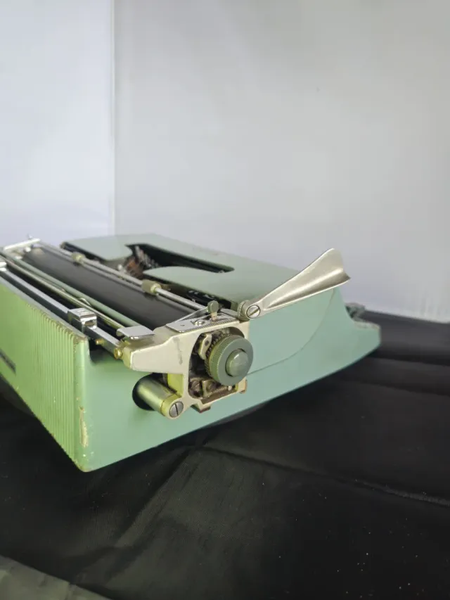 Máquina de escribir Olivetti Pluma 22, restaurada