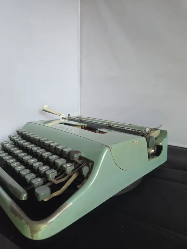 Máquina de escribir Olivetti Pluma 22, restaurada