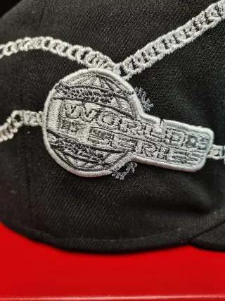 Gorra New Era 59Fifty Negra con Cadena Plata 7.1/4