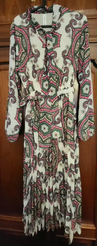 Vestido plisado con cinturón