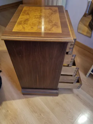 Cajonera antigua de madera