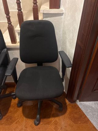 Silla de oficina giratoria negra