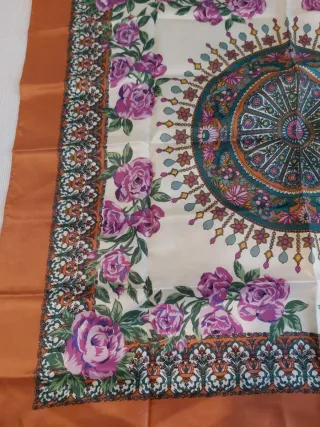 Pañuelo de seda floral naranja y morado