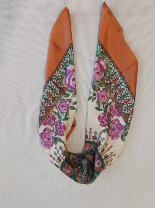 Pañuelo de seda floral naranja y morado