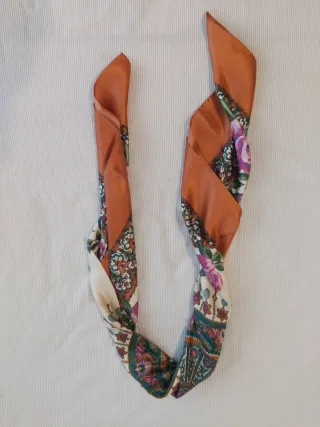 Pañuelo de seda floral naranja y morado