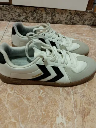 Zapatillas Hummel Blancas y Doradas