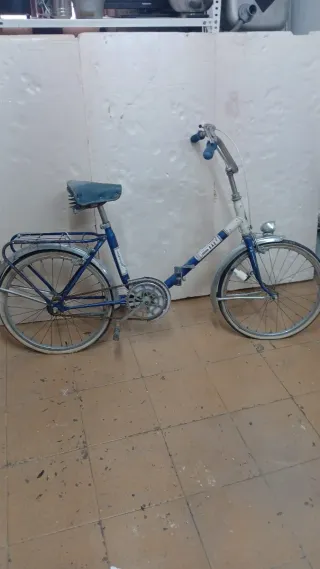 Bicicleta plegable azul y blanca antigua