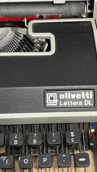 Máquina de escribir Olivetti Lettera DL