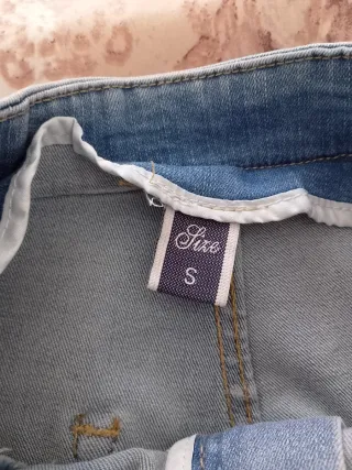 Pantalón vaquero azul con cadena dorada