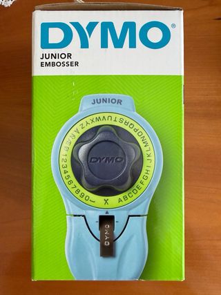 Etiquetadora Dymo Junior Embosser y cintas de colo