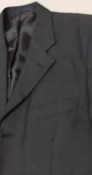 Elegante traje azul marino de tres piezas