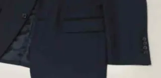 Elegante traje azul marino de tres piezas