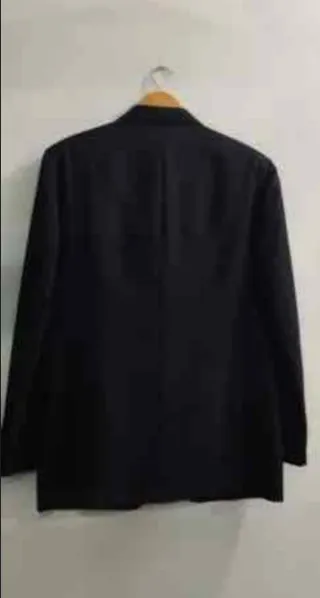 Elegante traje azul marino de tres piezas