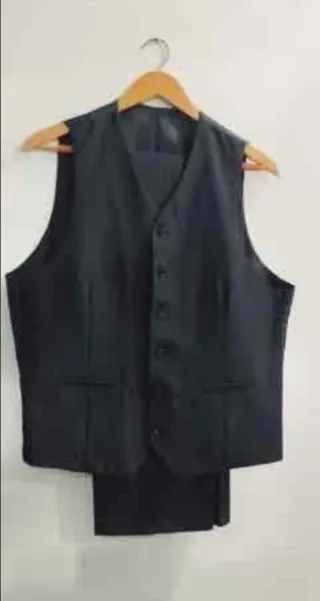 Elegante traje azul marino de tres piezas