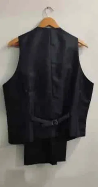 Elegante traje azul marino de tres piezas