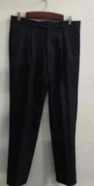 Elegante traje azul marino de tres piezas