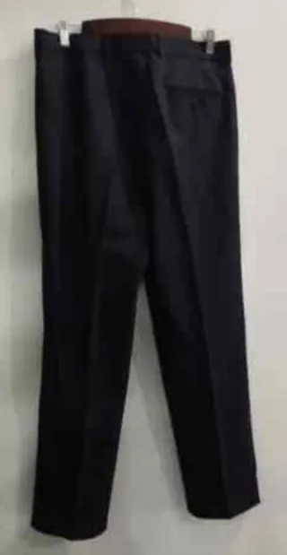 Elegante traje azul marino de tres piezas