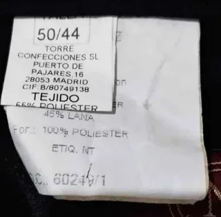 Elegante traje azul marino de tres piezas