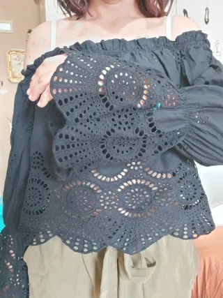 Camisa Stradivarius negra bordada