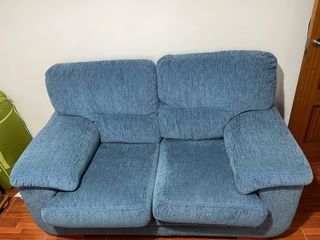 Sofá de dos plazas azul con patas de madera