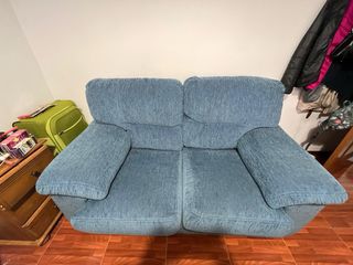 Sofá de dos plazas azul con patas de madera