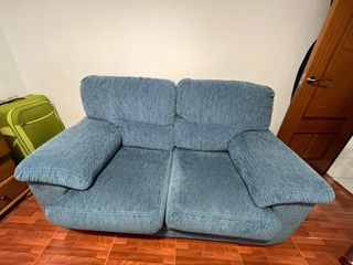 Sofá de dos plazas azul con patas de madera