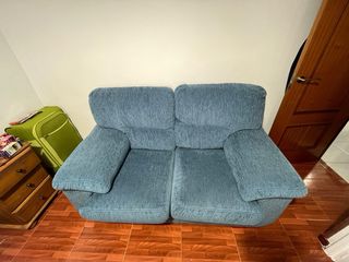Sofá de dos plazas azul con patas de madera