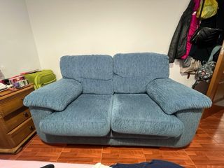 Sofá de dos plazas azul con patas de madera