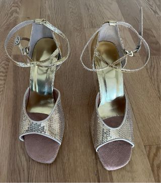 Zapatos de baile latino dorados . Tacón 8 cm.