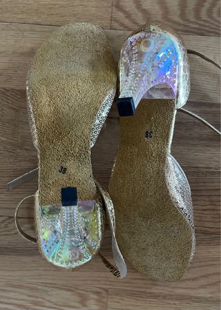 Zapatos de baile latino dorados . Tacón 8 cm.
