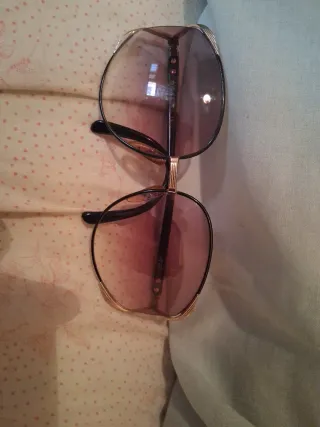 Gafas de sol doradas y rosas