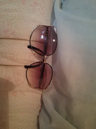 Gafas de sol doradas y rosas