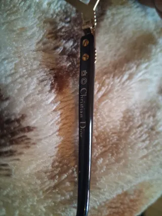 Gafas de sol doradas y rosas