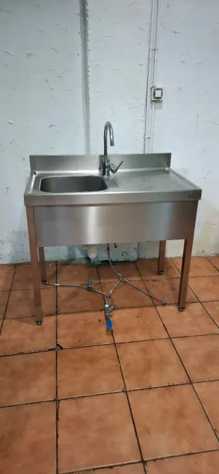 Fregadero industrial con grifo