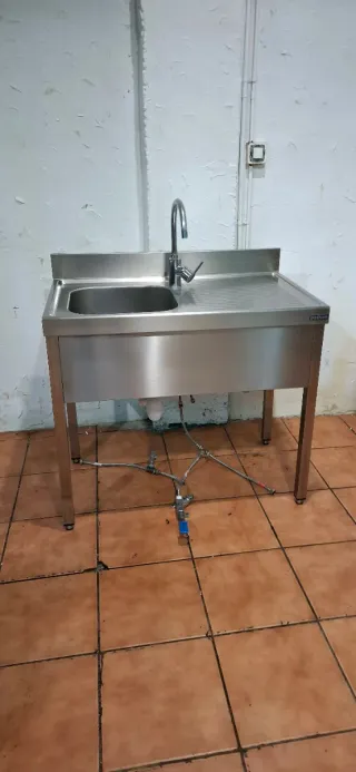Fregadero industrial con grifo