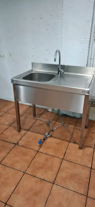 Fregadero industrial con grifo